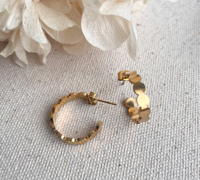 EVERYDAY SCALLOP HOOP EARRINGS