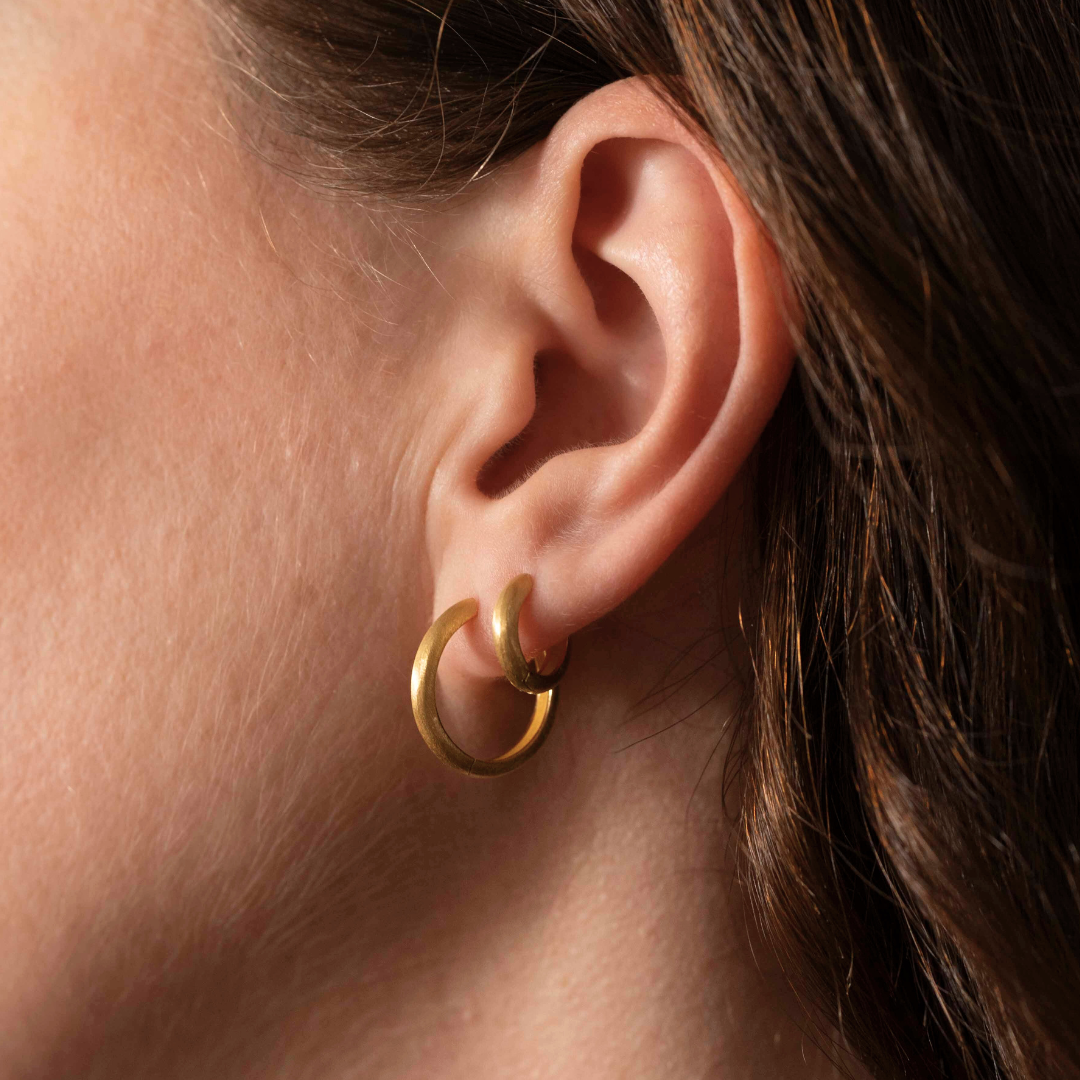 BRUSHED GOLD MINIMAL HOOPS: 15MM