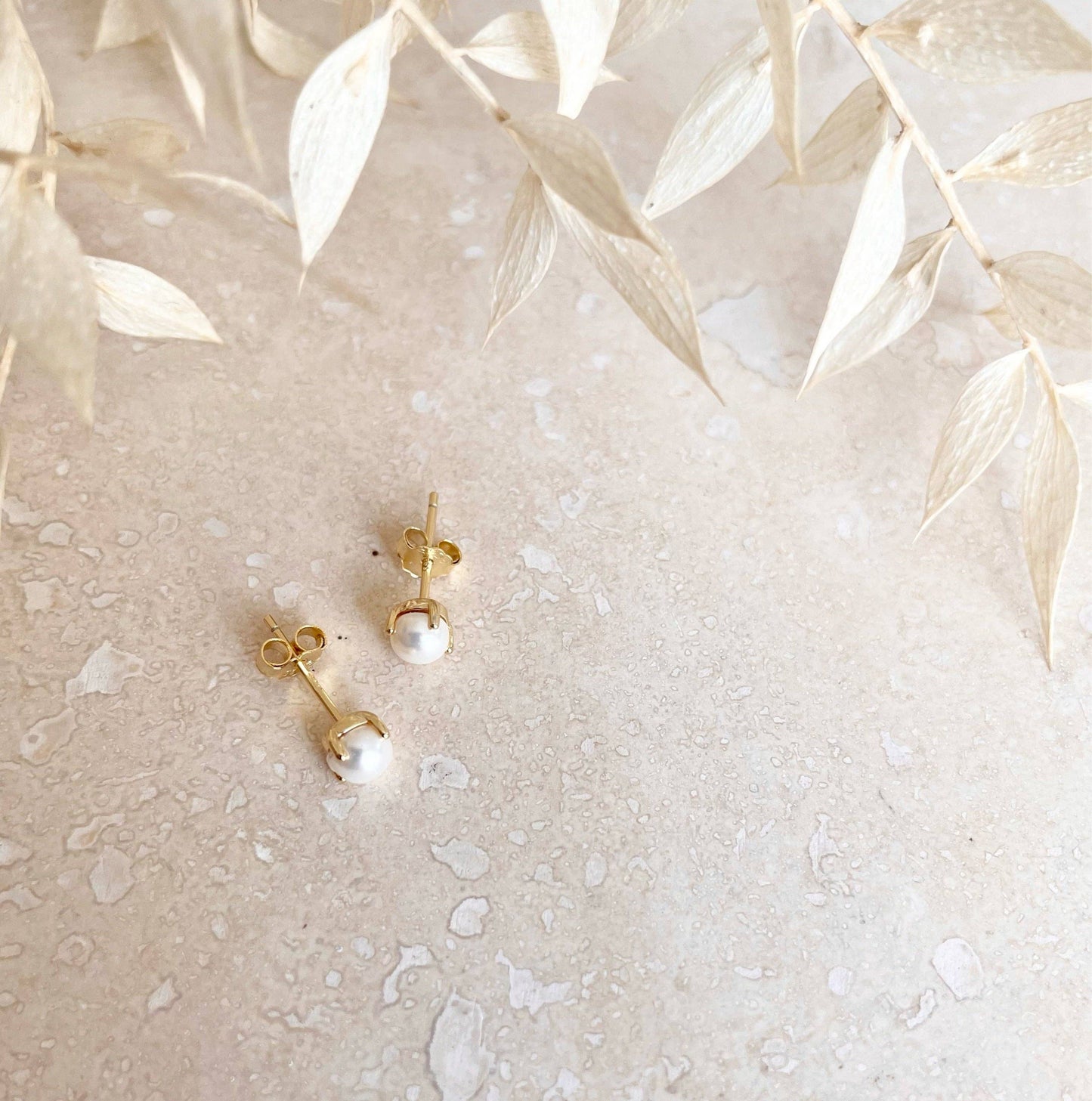 PEARL STUDS: GOLD