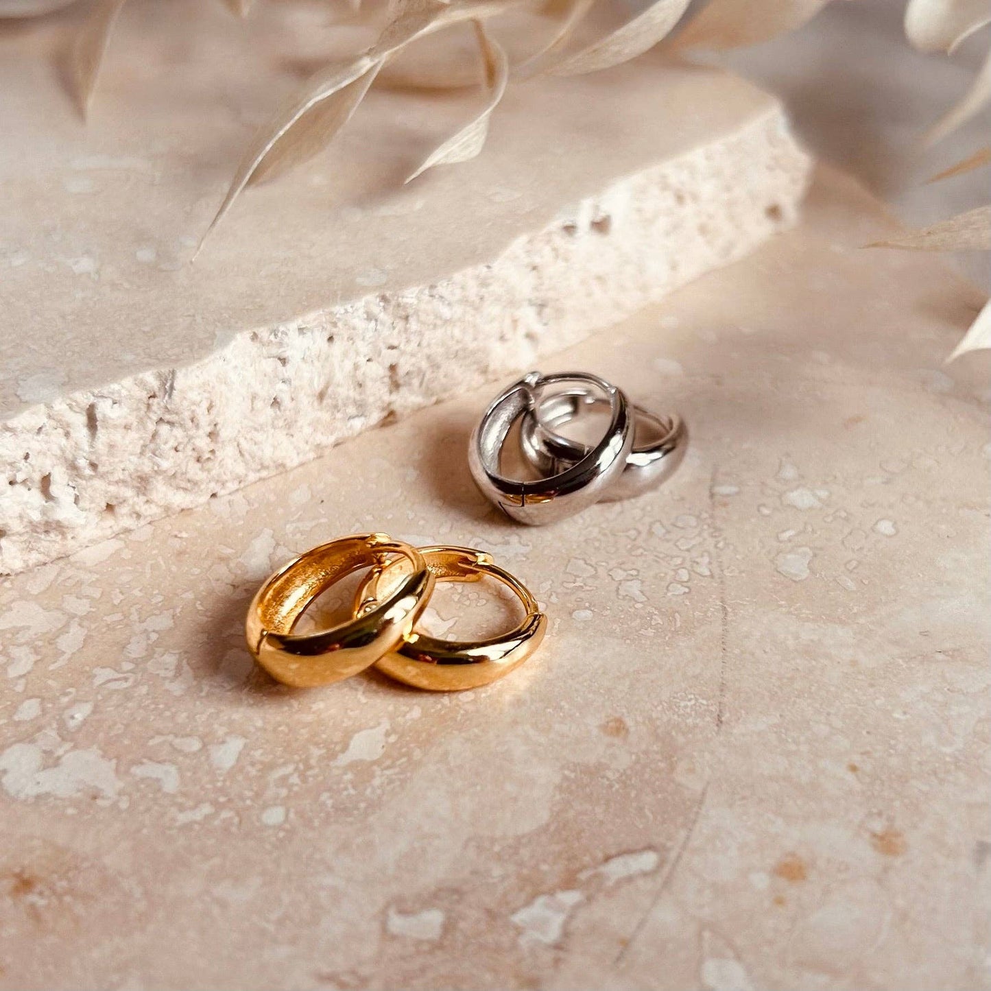 Minimal Wide Hoops: Gold