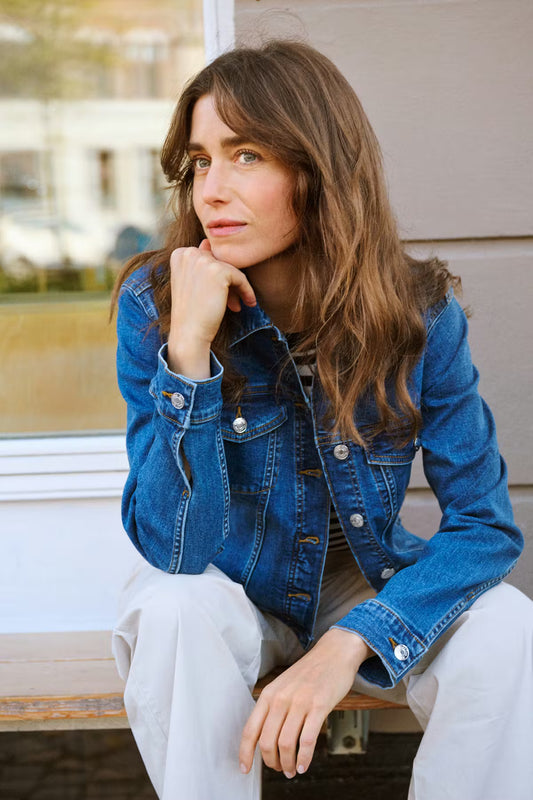 Nicholia Jacket. Classic design with defined stitching, flap chest pockets, and metal buttons down the front. The fit is slightly tailored. 
Fit: Fitted
Composition : 78% Cotton, 20% Cotton (Recycled), 2% Elastane
Colour: Mid Blue
The Beach House Boutique, Rock, Cornwall. 