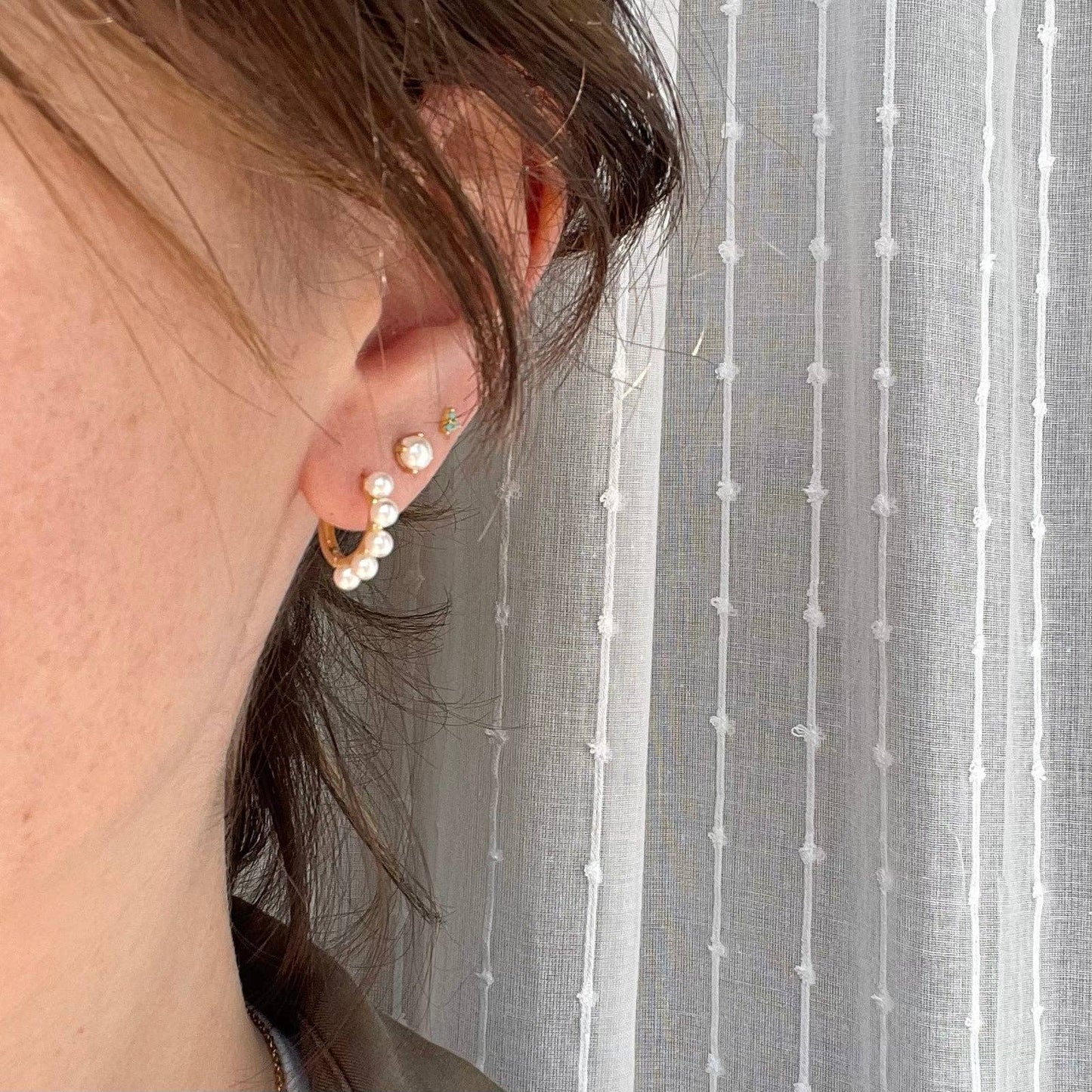 PEARL STUDS: GOLD