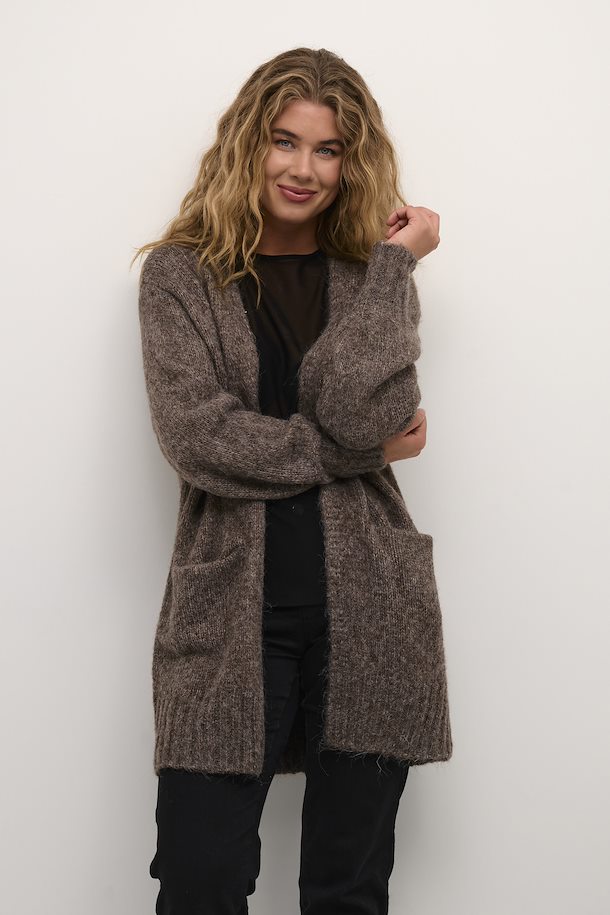 This knitted cardigan from Kaffe offers a loose fit and long sleeves, making it both comfortable and stylish. With its high-quality composition, this cardigan is perfect for any season. Pair it with a basic tee, jeans, and ankle boots for a chic and casual look.
Fit: Loose fit
Length: 79 cm corresponds to size S
Composition : 53% Acrylic, 36% Polyester (Recycled), 8% Wool, 3% Polyester
Colour: Java Melange
The Beach House Boutique, Rock, Cornwall. 