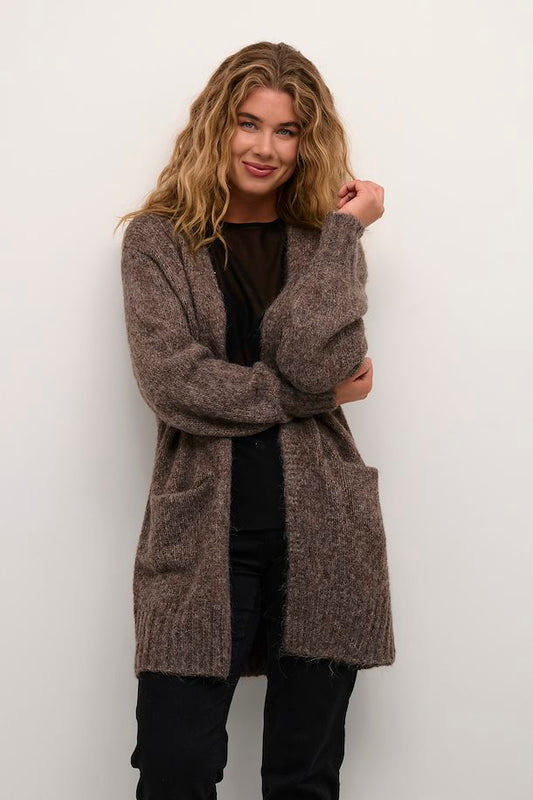 This knitted cardigan from Kaffe offers a loose fit and long sleeves, making it both comfortable and stylish. With its high-quality composition, this cardigan is perfect for any season. Pair it with a basic tee, jeans, and ankle boots for a chic and casual look.
Fit: Loose fit
Length: 79 cm corresponds to size S
Composition : 53% Acrylic, 36% Polyester (Recycled), 8% Wool, 3% Polyester
Colour: Java Melange
The Beach House Boutique, Rock, Cornwall. 