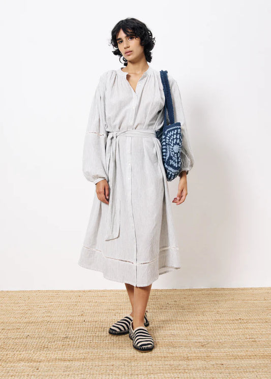 Striped maxi dress with Mao collar removable belt.


Fit: Long sleeves and balloon
Composition: 100% cotton
Colour: Blanc

The Beach House Boutique, Rock, Cornwall.