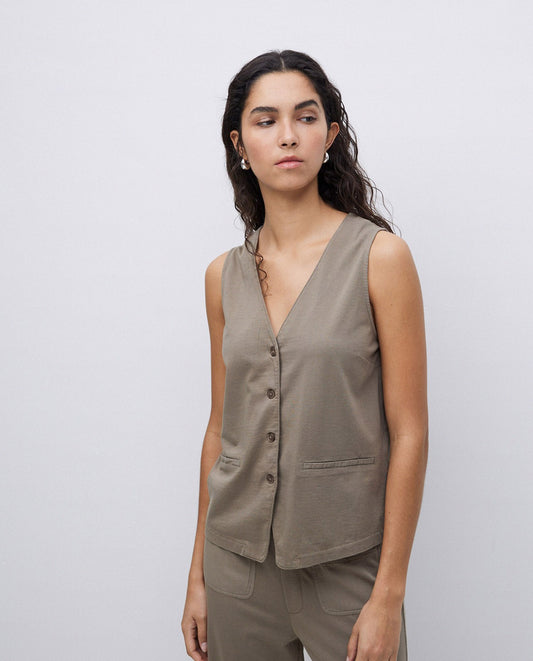 Flat-knit vest. Straight cut. V-neck. Sleeveless. Tortoiseshell-effect button fastening. Trim pockets.

Fit: ;V-neckline

Composition : 100% Cotton
Colour: Mocha
The Beach House Boutique, Rock, Cornwall. 