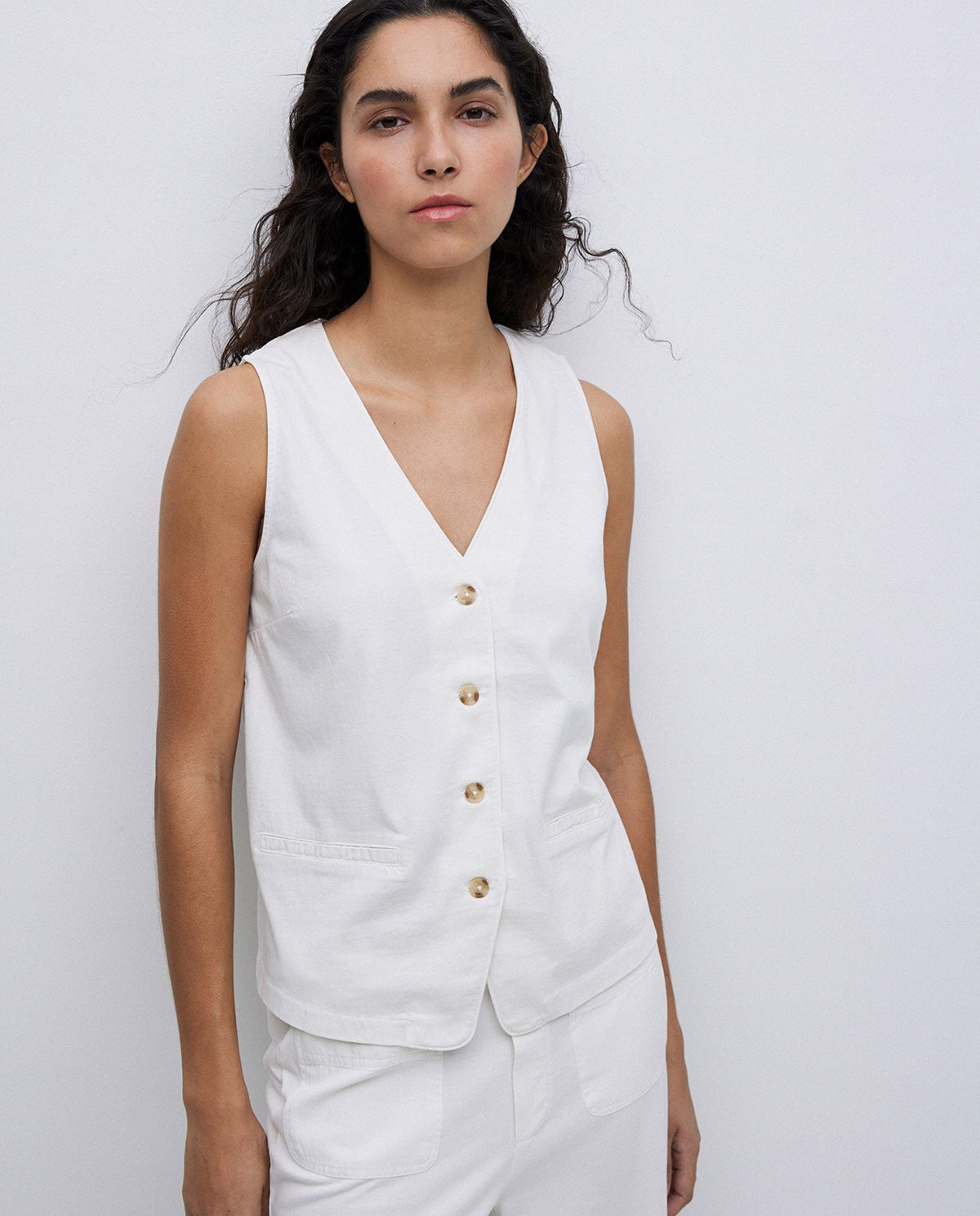 Flat-knit vest. Straight cut. V-neck. Sleeveless. Tortoiseshell-effect button fastening. Trim pockets.
Fit: V-neckline
Composition : 100% Cotton
Colour: Ecru
The Beach House Boutique, Rock, Cornwall.