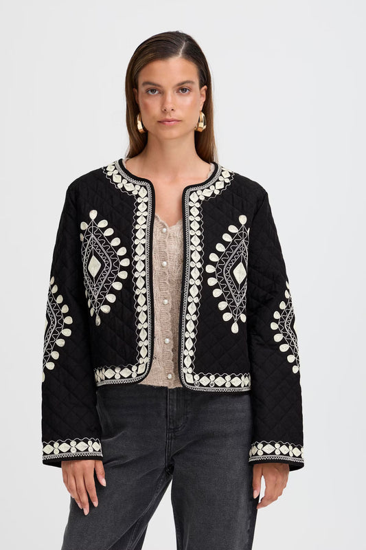 Black quilted open front jacket with white embroidery around edges and cuffs. Along with white embroidery patterning on front panels. Regular fit
Composition: 100% Cotton
Lining: 100% Cotton
Filling: 100% Polyester
Colour: Black
The Beach House Boutique, Rock, Cornwall. 