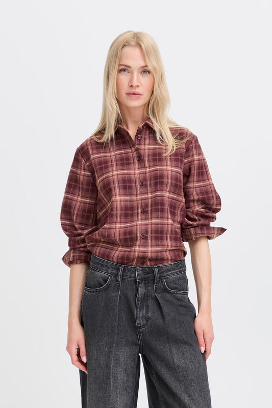 This relaxed-fit checked shirt features a classic collar, long sleeves, and a curved hem for versatile styling.

Fit: Regular fit Hip length Long sleeve
Composition : 70% Polyester, 27% Viscose, 3% Elastane

Colour: Port

The Beach House Boutique, Rock, Cornwall. 