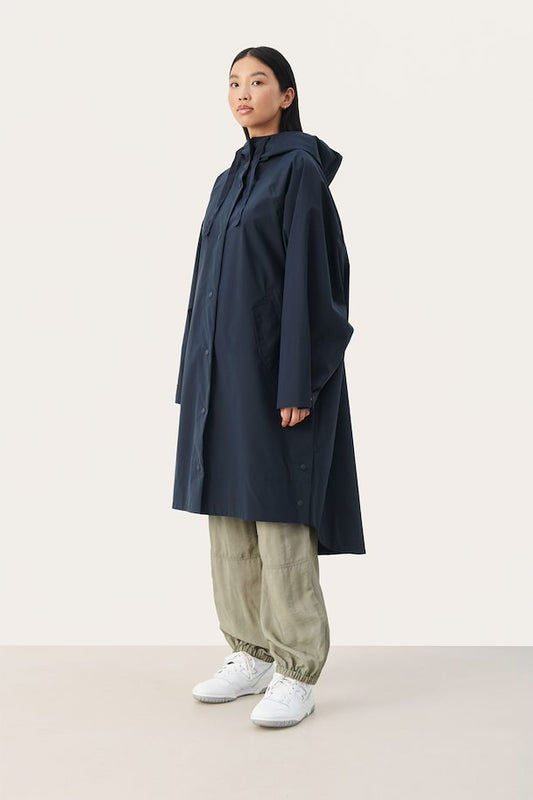 This all-around jacket offers great moisture management and insulation properties. Constructed with taped seams for waterproof finishing. Waterproof and wind resistant fabric 5000 mm water column pressure.

Fit: Relaxed fit
Length: Knee length
Length: 102 cm corresponds to size L/XL
Composition : 75% Polyester (Recycled), 25% Polyester
Lining: 100% Polyester
Colour: Navy
The Beach House Boutique, Rock, Cornwall. 