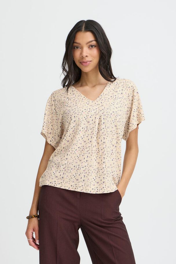 Fit: Regular fit

Composition : 98% Viscose,2% Elastane

Colour: Oyster mini flower

V-neck styles blouse, mid length loose sleeves. Loose fit. Mid length. 

The Beach House Boutique, Rock Cornwall. 