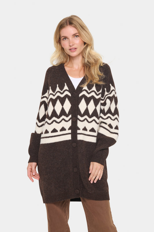 This long cardigan features a soft geometric pattern in chocolate shades, with a button-down front and a relaxed fit. The cosy knit fabric and deep V-neckline make it perfect for layering during cooler days.

Fit: fit
Sleeves: Long sleeve
Fabric 74% Acrylic, 22% Polyester, 4% Elastane
Colour: Chocolate
The Beach House Boutique, Rock, Cornwall. 