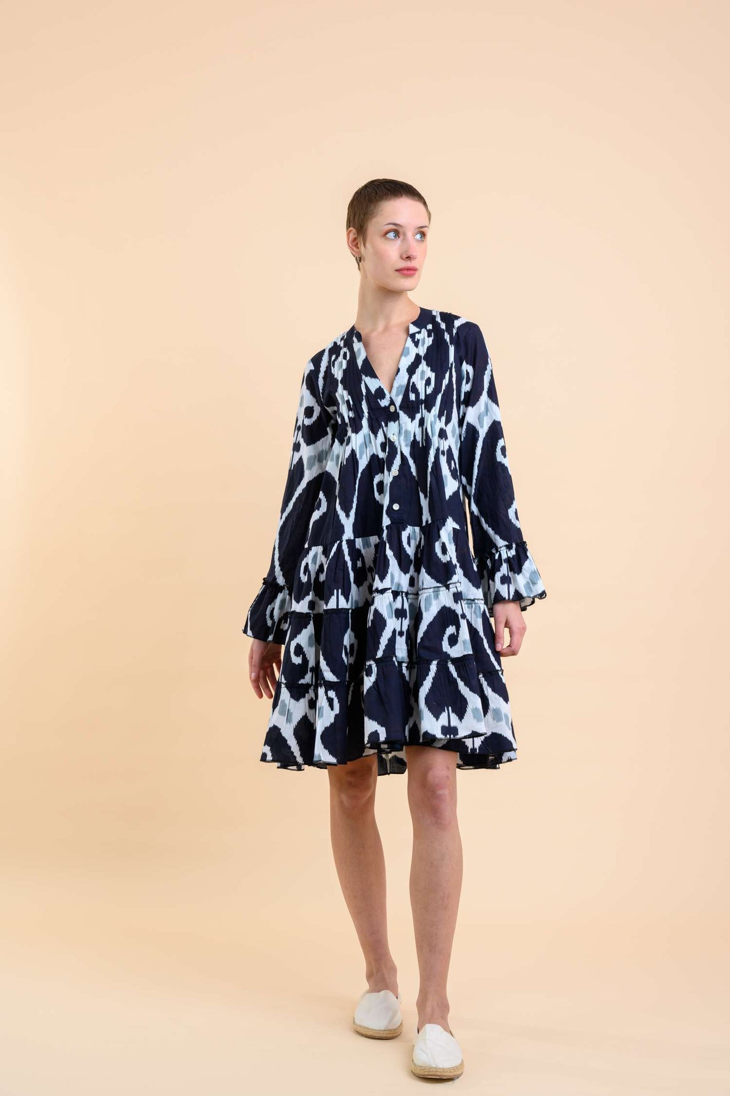 Fit: Regular
Length: Knee
Composition: 100% cotton
Colour: Black
Knee length flared type of dress. covered in a a multicolour pattern. Open V front with a long flared styled sleeve. 

The Beach House Boutique, Rock, Cornwall. 