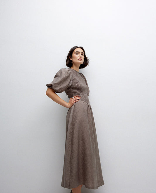 Long dress. Gathered bodice. Tie-up straps and opening at the upper back. Round neckline. Short puffed sleeves.&nbsp; Pair it with ankle boots for a chic, everyday look.
Fit: Regular fit
Composition : 45% viscose, 37% lyocell, 18% polyamide

Colour: Khaki

The Beach House Boutique, Rock, Cornwall. 