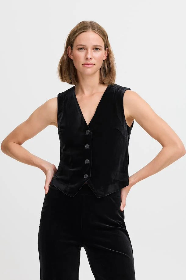 Get the party started in this on trend velvet waistcoat.

Fit: Regular fit
Length: Short length
Length: 48 cm corresponds to size S
Composition : 92% Polyester, 8% Elastane

Colour: Black
The beach House Boutique, Rock, Cornwall. 