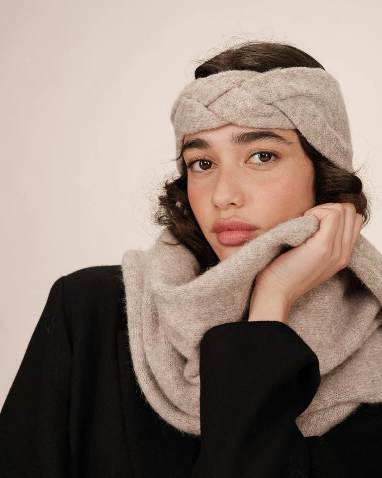 knitted headband embellished with a knot detail in the centre. 

Composition : 59% recycled polyester 21% nylon 11% poly 8% laine1% elastane
Colour: Taupe or Anthracite
The Beach House Boutique, Rock, Cornwall. 