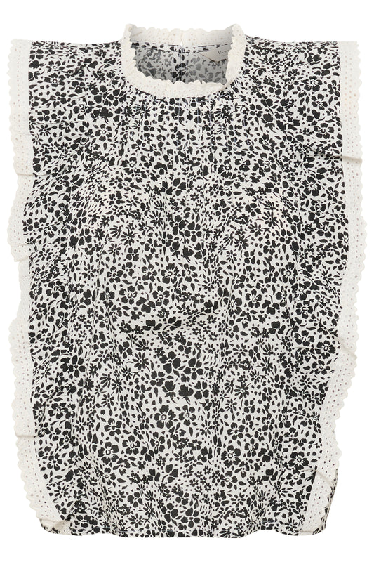 This sleeveless cotton top features a black and white floral print and delicate lace details along the shoulders, neckline, and sides. Gentle gathers at the neck create a soft drape, and the fit is loose and comfortable
Fit: Regular fit
Composition : 100% Cotton (Organic)
Colour: Black Flower
The Beach House Boutique, Rock, Cornwall. 