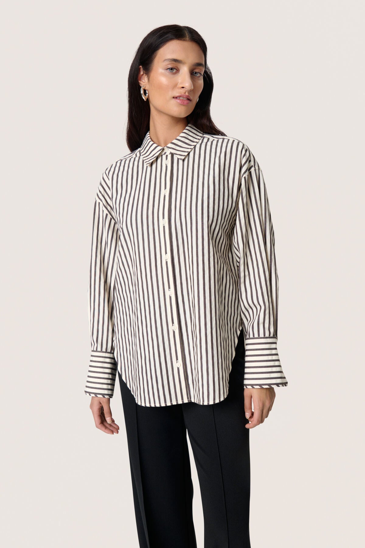Shirt with classic stripes and a relaxed, timeless silhouette. Wide cuffs and contrast stripes at the sleeves.

Fit: Loose fit
Sleeves: Long sleeve
Fabric Composition: 80% Cotton, 20% Polyester
Colour: White & Chocolate Torte Stripe
The Beach House Boutique, Rock, Cornwall.