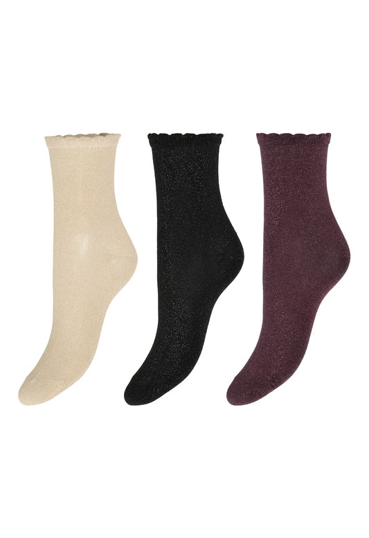 Ankle socks with a soft, lightly shimmering finish and a delicate scalloped edge at the cuff. Straight fit and smooth texture. Three color options included, each maintaining a uniform style and subtle shine throughout the design.

Composition : 55% Cotton, 23% Polyamide, 20% Polyester, 2% Elastane
Colour: Multico
Size women's uk 4-7
The Beach House Boutique, Rock, Cornwall. 