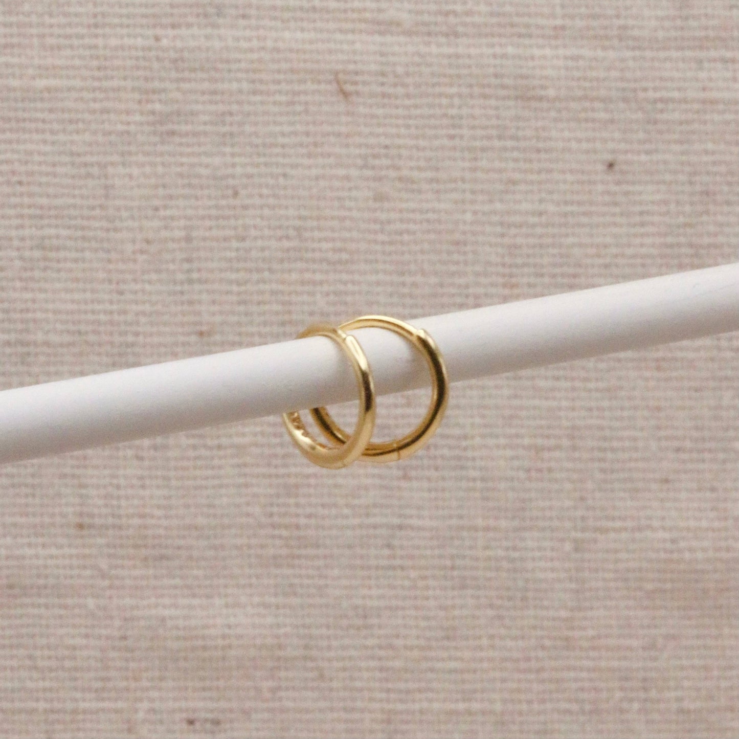 GOLD ESSENTIAL HUGGIE HOOPS