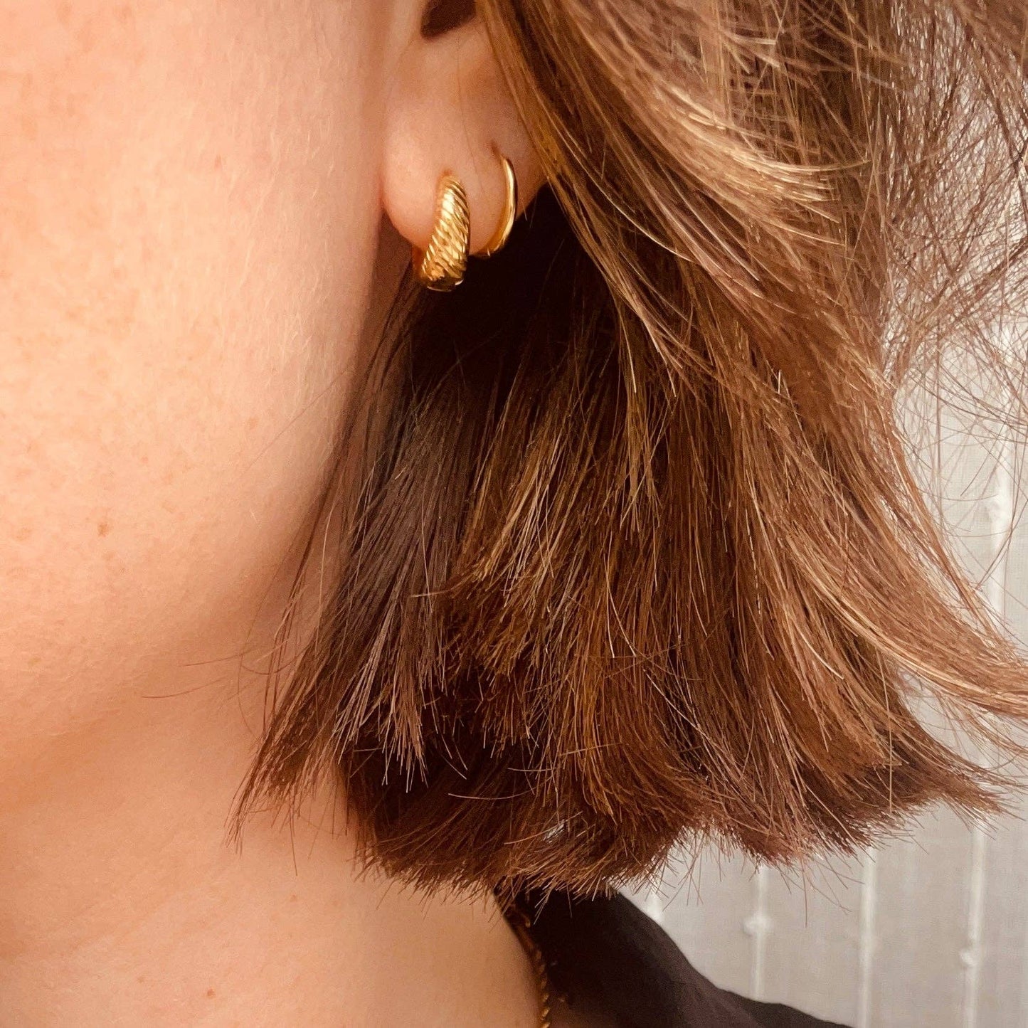 GOLD ESSENTIAL HUGGIE HOOPS