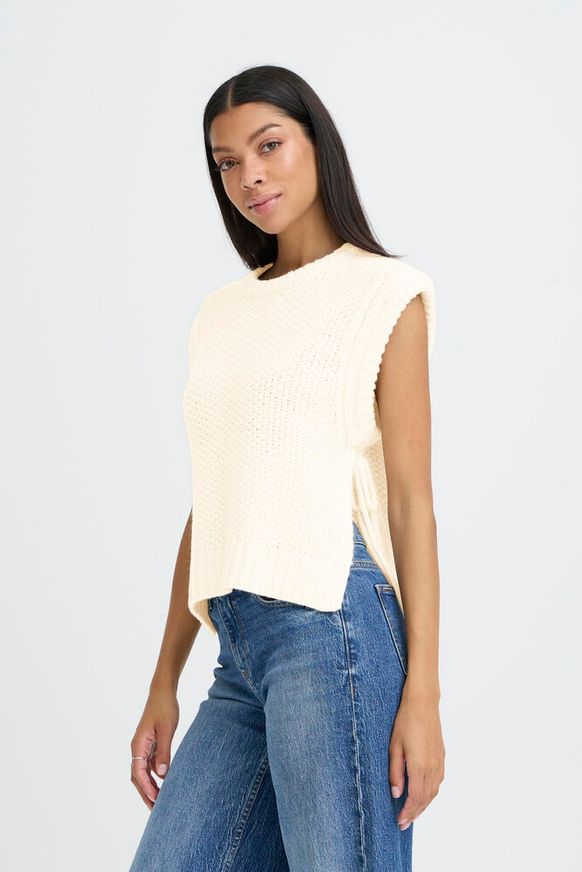 Knit vest, boxy silhouette with wide shoulders and ribbed crew neckline. Armholes are finished with ribbed edges.

Fit: Regular Composition : 50% Polyester,45% Acrylic,5% Wool
Colour: Birch

The Beach House Boutique, Rock. Cornwall. 