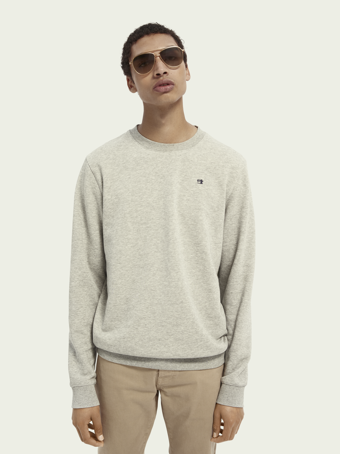 Scotch and Soda Sweatshirt in grey. Simple and basic wardrobe essential